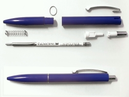 Übliche Einzelteile eines Plastikkugelschreibers.